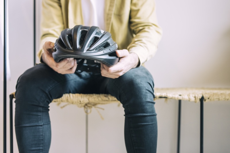 man som håller i en cykelhjälm
