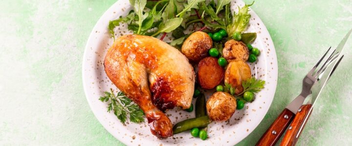 Tallrik med kyckling, potatis och grönsaker