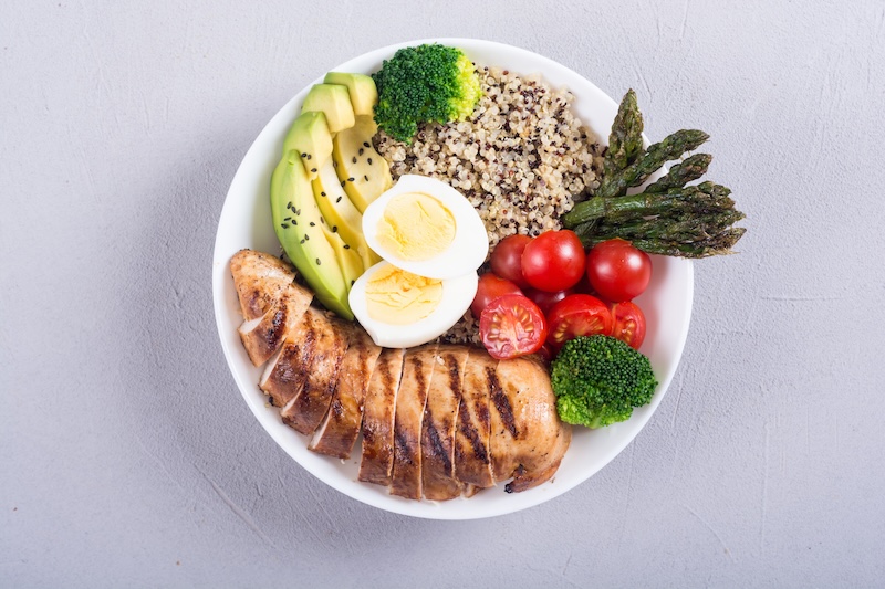 Hälsosam mat, ägg, kyckling och sallad